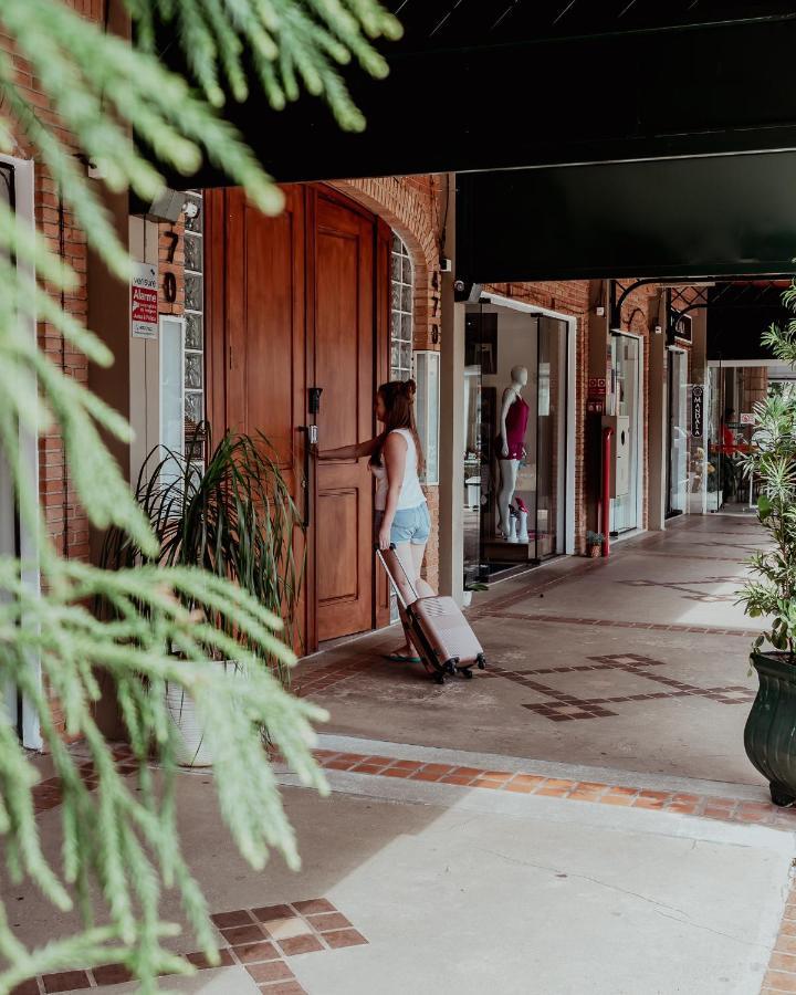 Bloom Guesthouse โอลัมบรา ภายนอก รูปภาพ